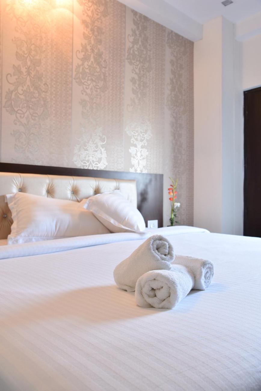 Hotel Flora Inn Gurgaon Exterior photo